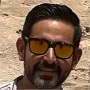 Graduado en trabajo social más máster en bienestar social.